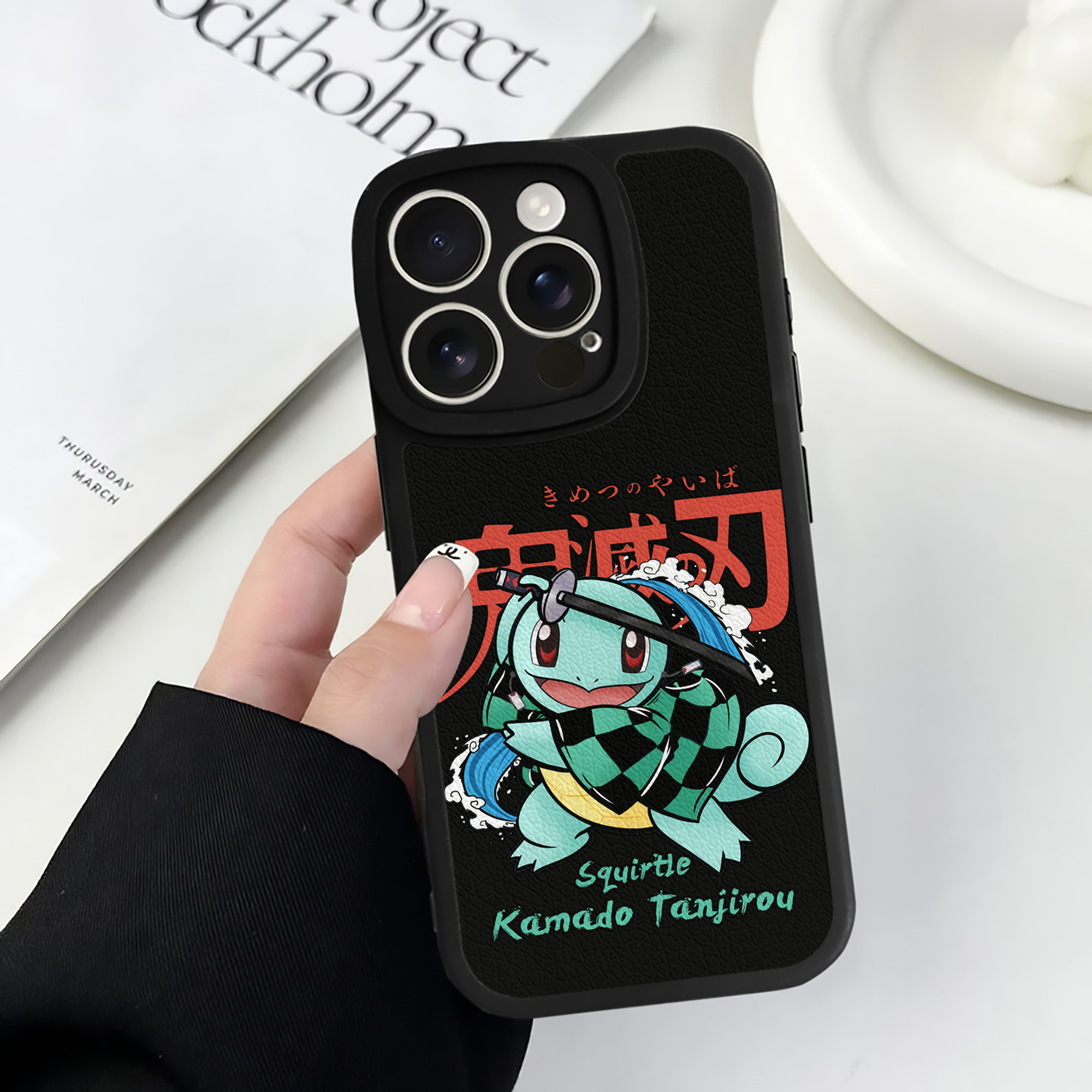 （画像用） 鬼滅の刃 竈門 炭治郎／かまど たんじろう Kamado Tanjirou 【iPhone 16シリーズ対応】シリコンスマホケース（レザー調） 材質：シリコン